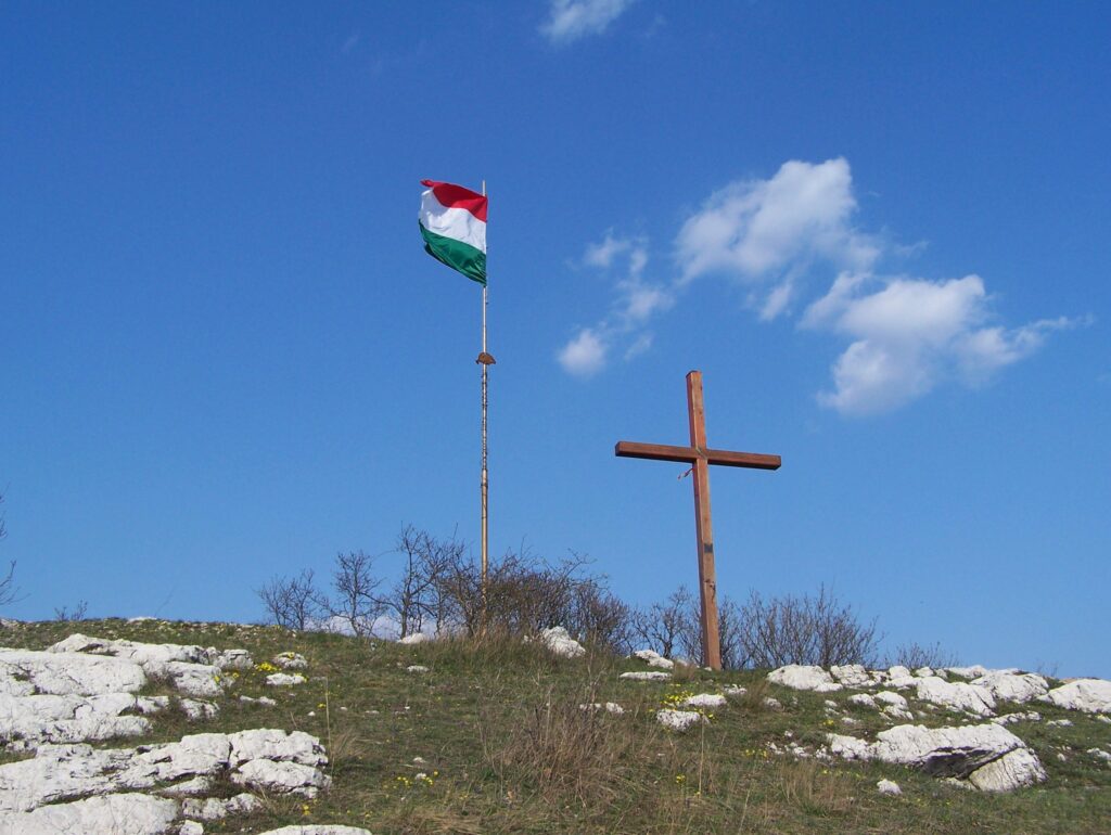 Fakereszt és magyar zászló a sziklás hegytetőn
