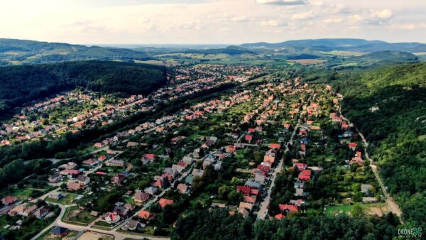 Szárliget légifelvételen, a Vértes és a Gerecse között