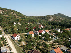 Szárliget utcái a domboldalon